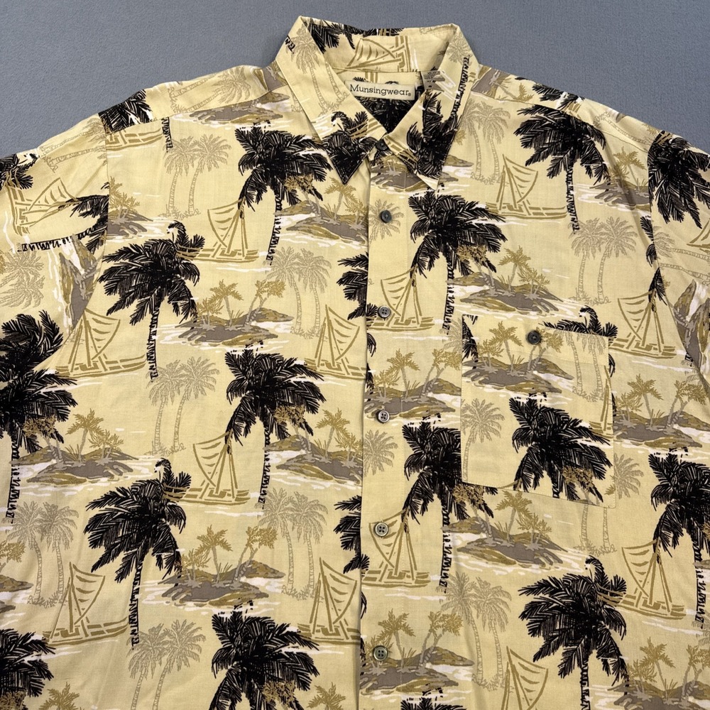 Munsingwear Mens XL Hawaiian Shirt Blue Floral Sailboat Rayon Aloha VTG Look